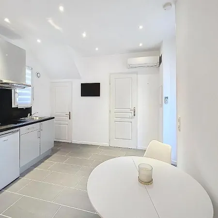 - Apartmán *